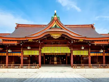 Hutan yang rimbun di dalam kompleks Meiji Jingu