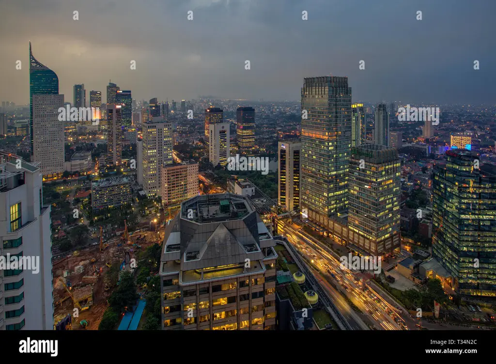 Pemandangan kota Jakarta di malam hari