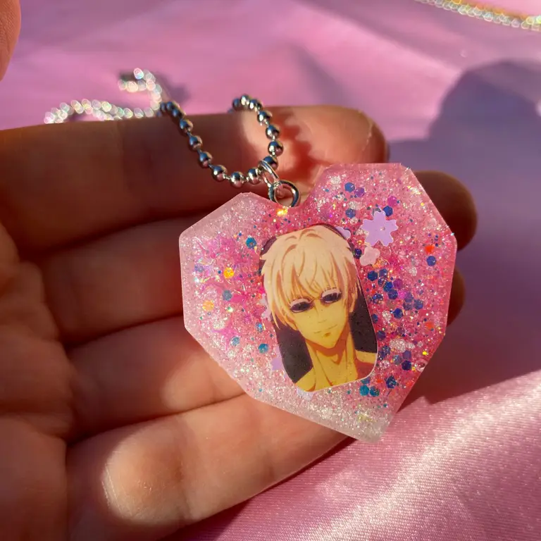 Gambar kalung anime dengan kristal