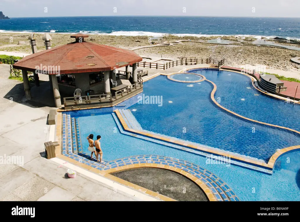 Pemandangan kolam renang di pegunungan Taiwan