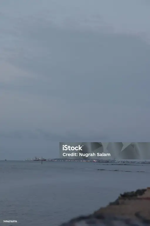 Pemandangan kota Batam di malam hari yang indah dan modern