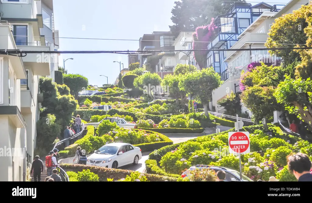 Pemandangan kota San Fransokyo yang futuristik