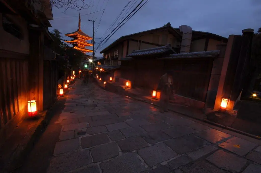 Jalan-jalan di Kyoto di malam hari