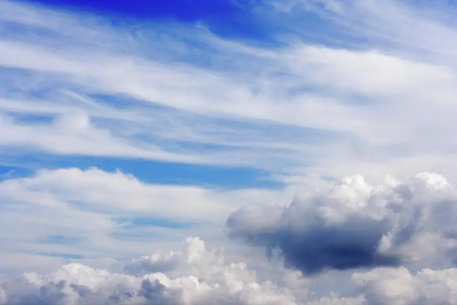 Langit biru di Jepang yang cerah dan damai