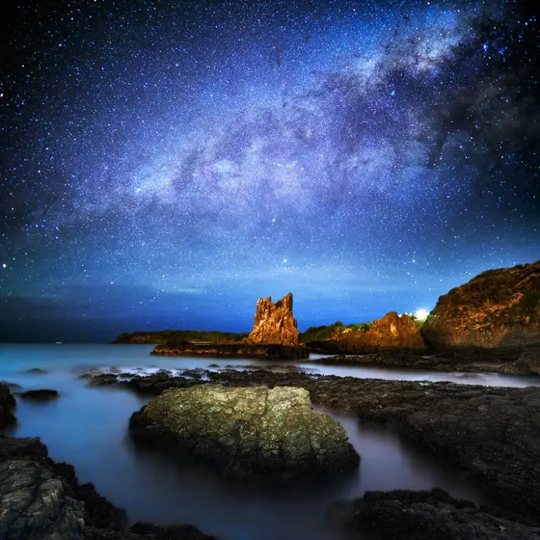 Langit malam yang indah dengan bintang-bintang berkelap-kelip