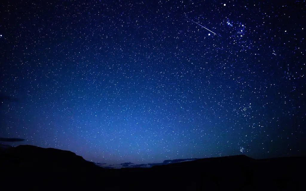 Gambar langit malam yang indah bertaburan bintang