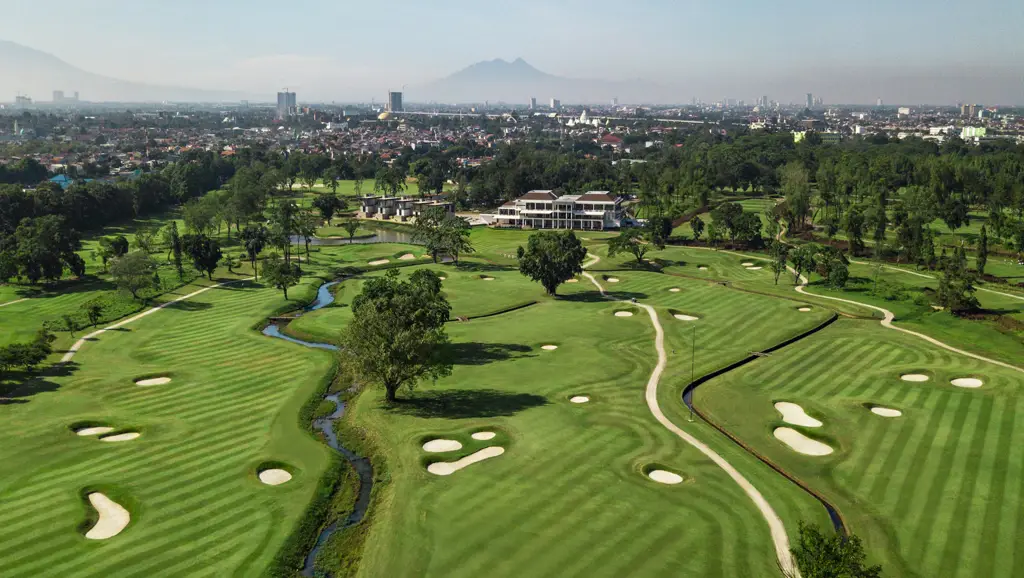 Lapangan golf yang luas dan hijau di Golf Bandar Kemayoran