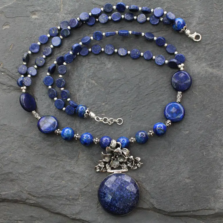 Perhiasan yang terbuat dari batu lapis lazuli