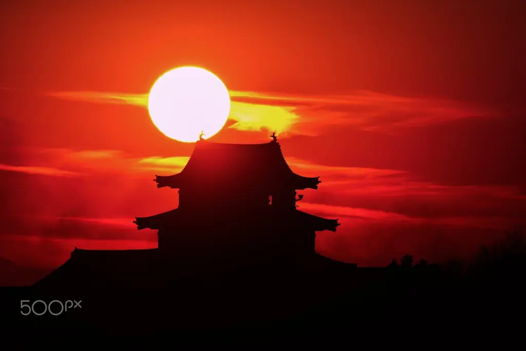 Suasana istana Jepang di kala senja