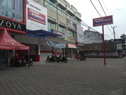 Pemandangan Malam di Jalan Teuku Umar