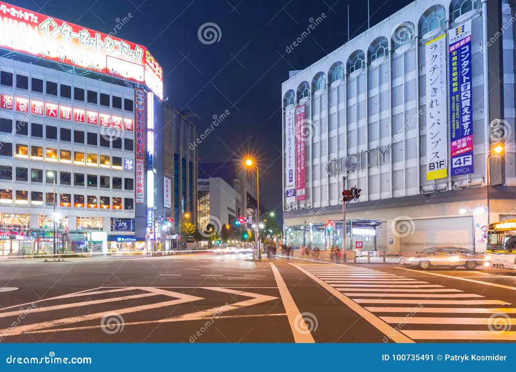 Gambar pemandangan kota Ikebukuro di malam hari