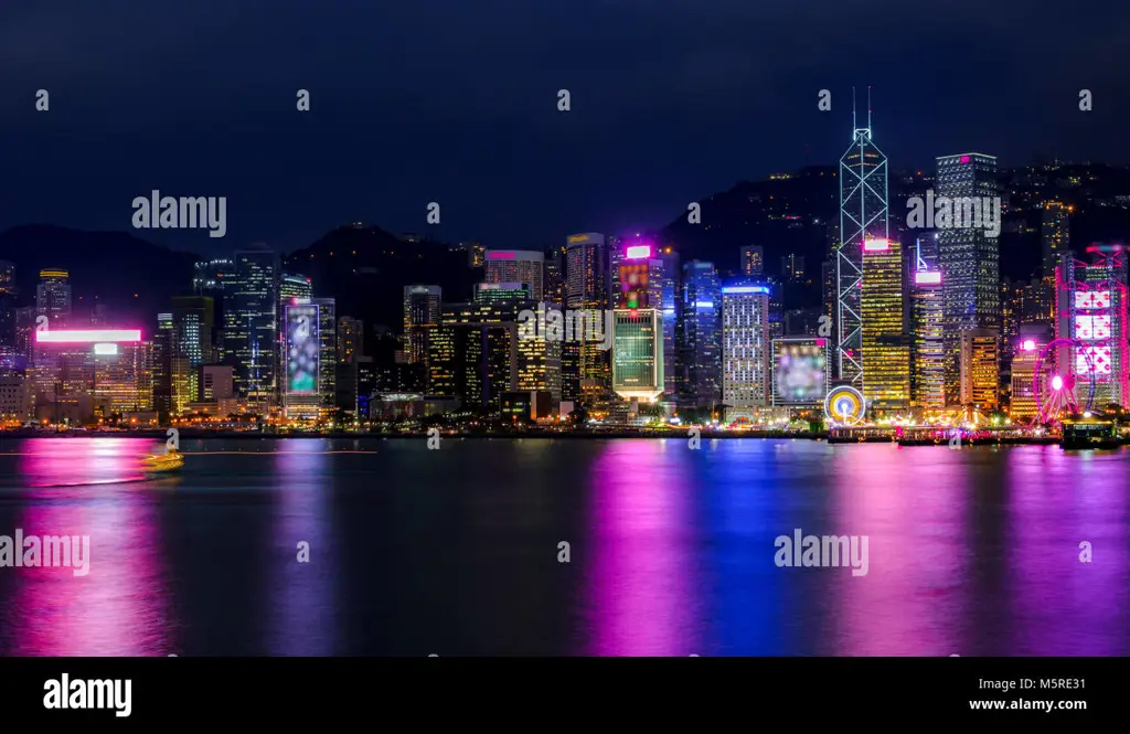 Pemandangan kota Hong Kong di malam hari