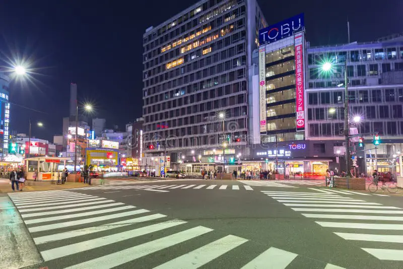 Pemandangan kota Ikebukuro di malam hari