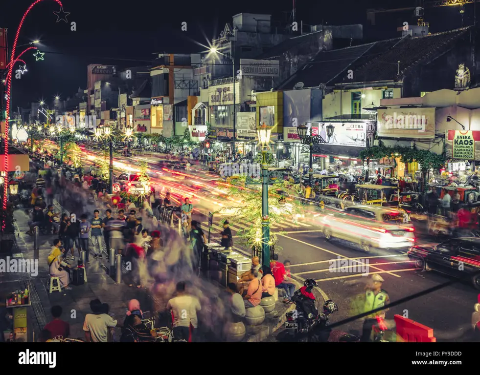 Suasana malam hari di Malioboro