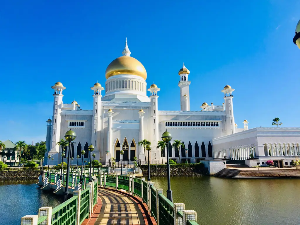 Foto Masjid Omar Ali Saifuddien yang megah