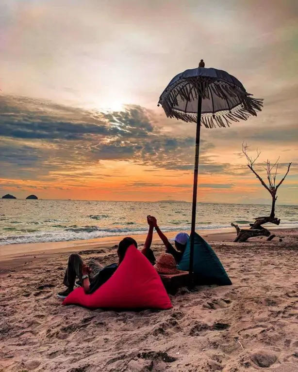 Pemandangan matahari terbenam di pantai Bandar Lampung