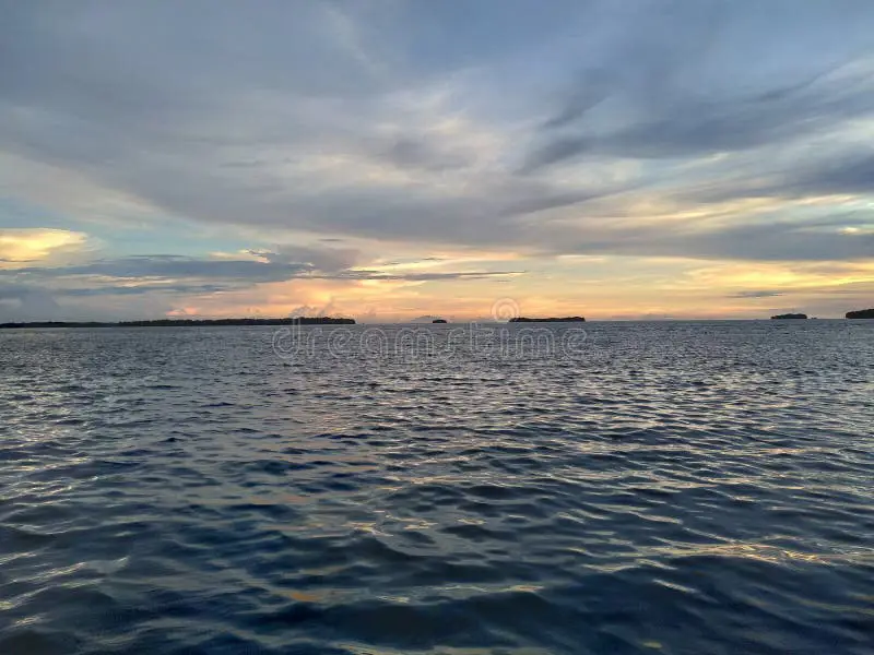 Foto pemandangan matahari terbenam oranye di Indonesia