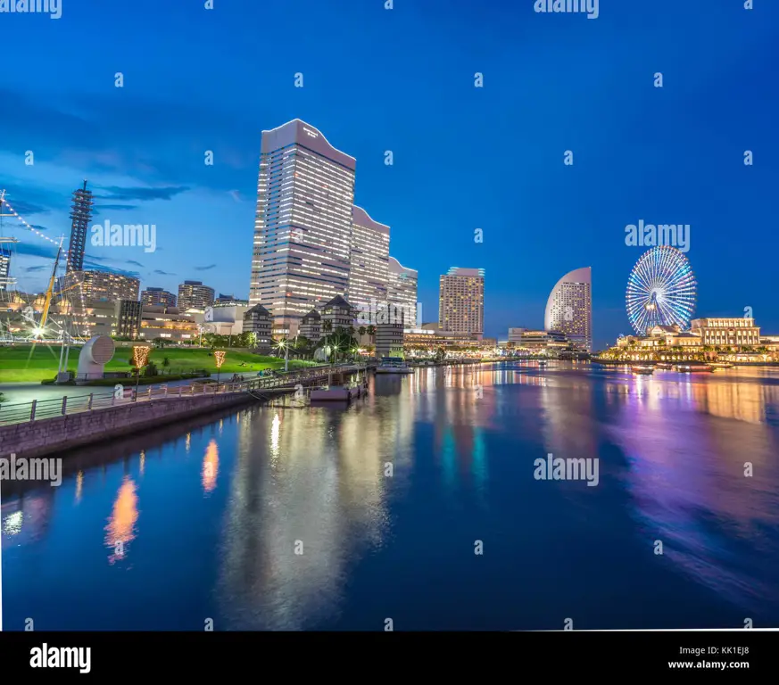 Pemandangan matahari terbenam di Minato Mirai, Yokohama, dengan langit biru keunguan