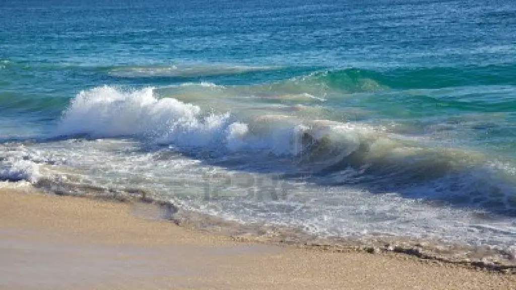 Gambar gelombang kecil di pantai yang indah