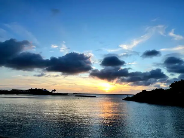 Pantai Okinawa saat matahari terbenam