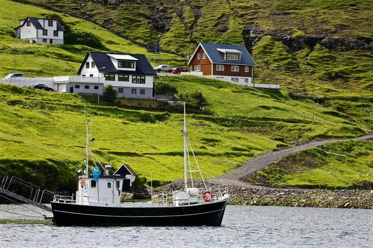 Pemandangan desa Westmanna dan sekitarnya di Kepulauan Faroe