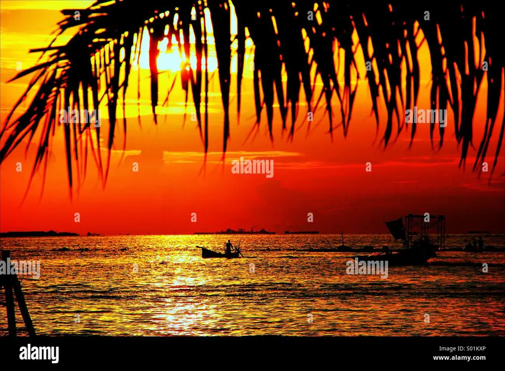 Pemandangan matahari terbenam di Pantai Ancol