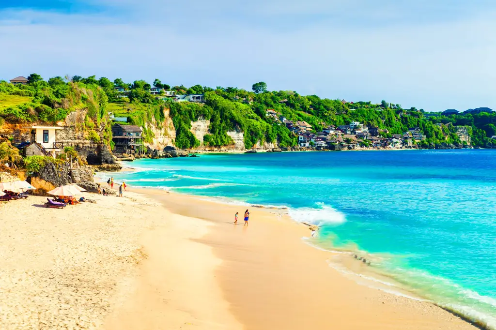 Pemandangan pantai yang indah di Bandar Kidul