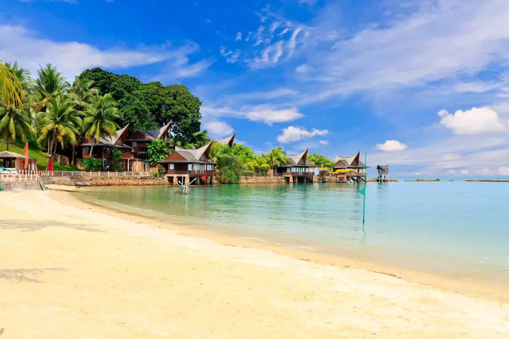 Pantai indah di Batam dengan pasir putih dan air laut yang jernih