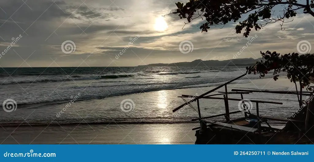 Pemandangan pantai Labuhan Ratu yang indah