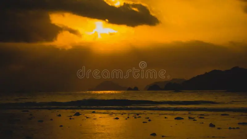 Pemandangan pantai di Bandar Lampung di malam hari