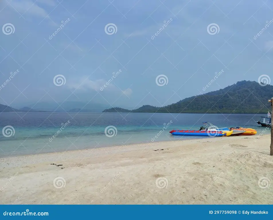 Pemandangan pantai yang indah di Pulau Pahawang