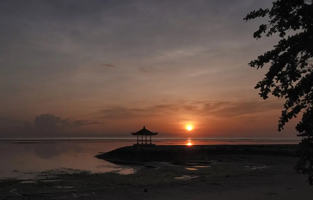 Foto matahari terbit di Pantai Sanur yang indah