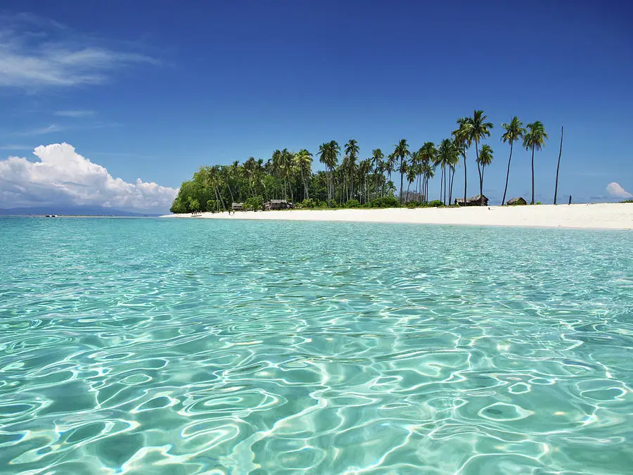 Pantai tropis dengan air yang jernih