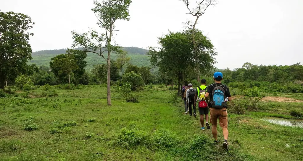 Pendaki menikmati pemandangan di Gunung Phnom Aural