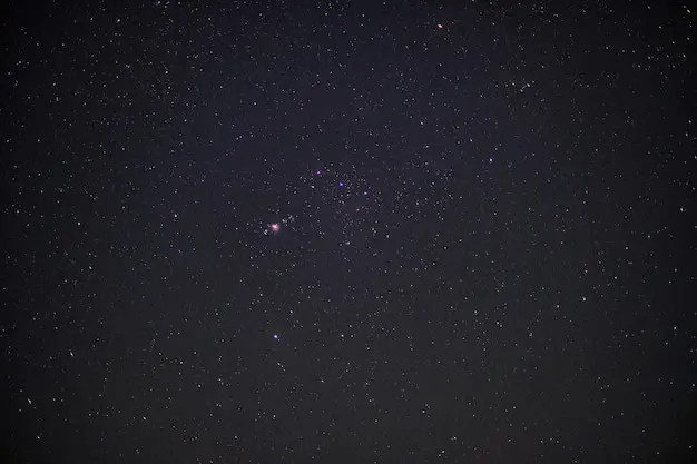 Gambar langit malam dengan gugusan bintang Pleiades