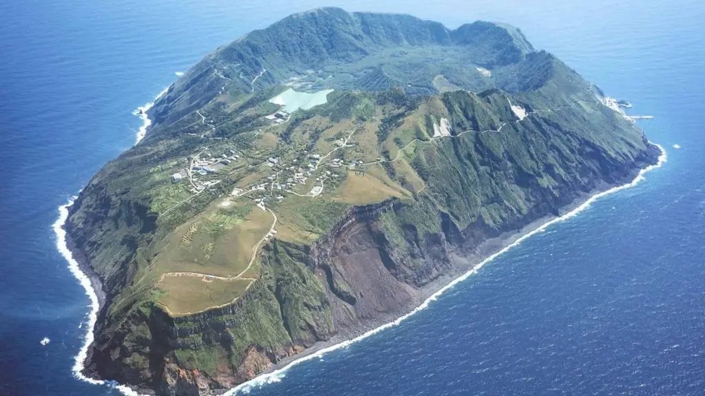 Pemandangan indah Pulau Aogashima