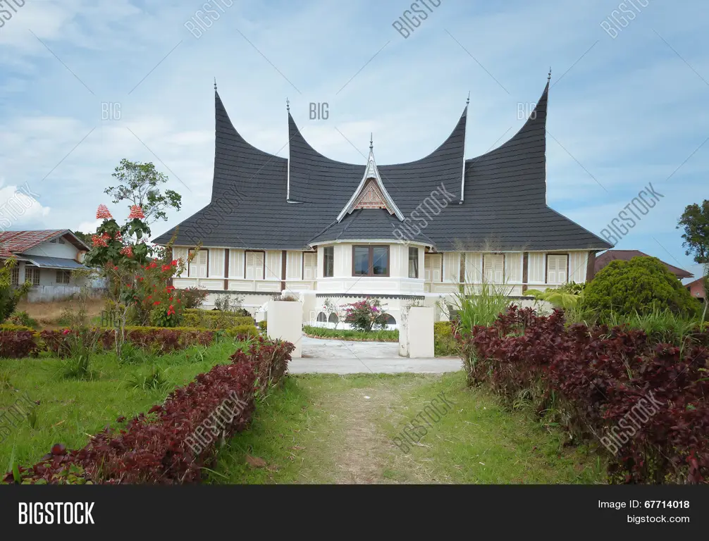 Keindahan rumah adat Minangkabau dalam serial Prahara di Bukik Tuo Rumah adat Minangkabau yang megah