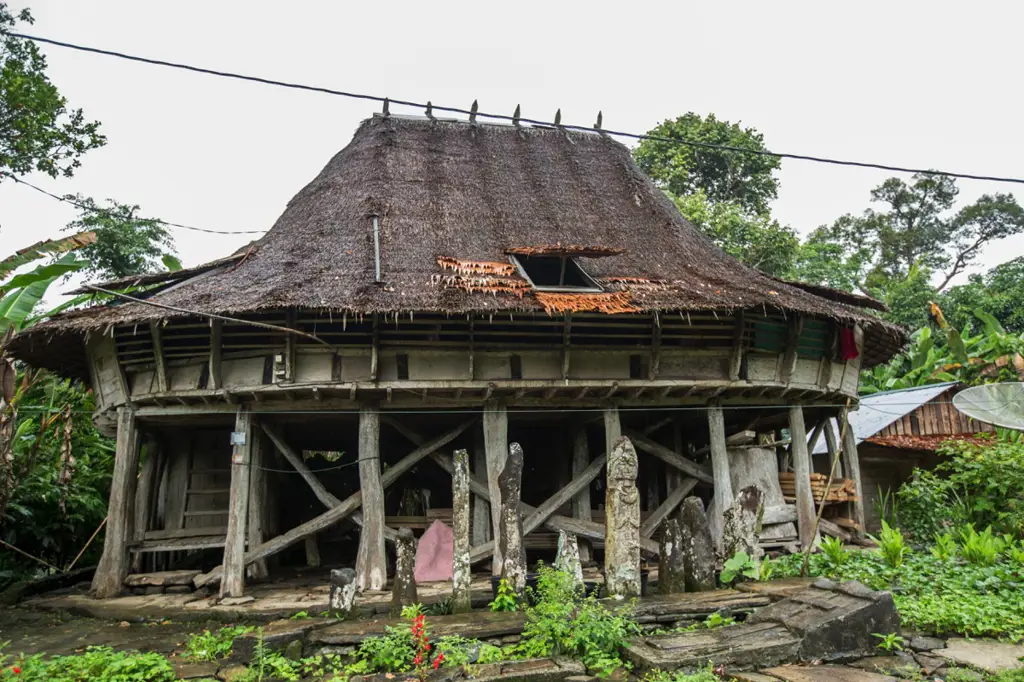 Rumah tenun tradisional di Kampung Bandar