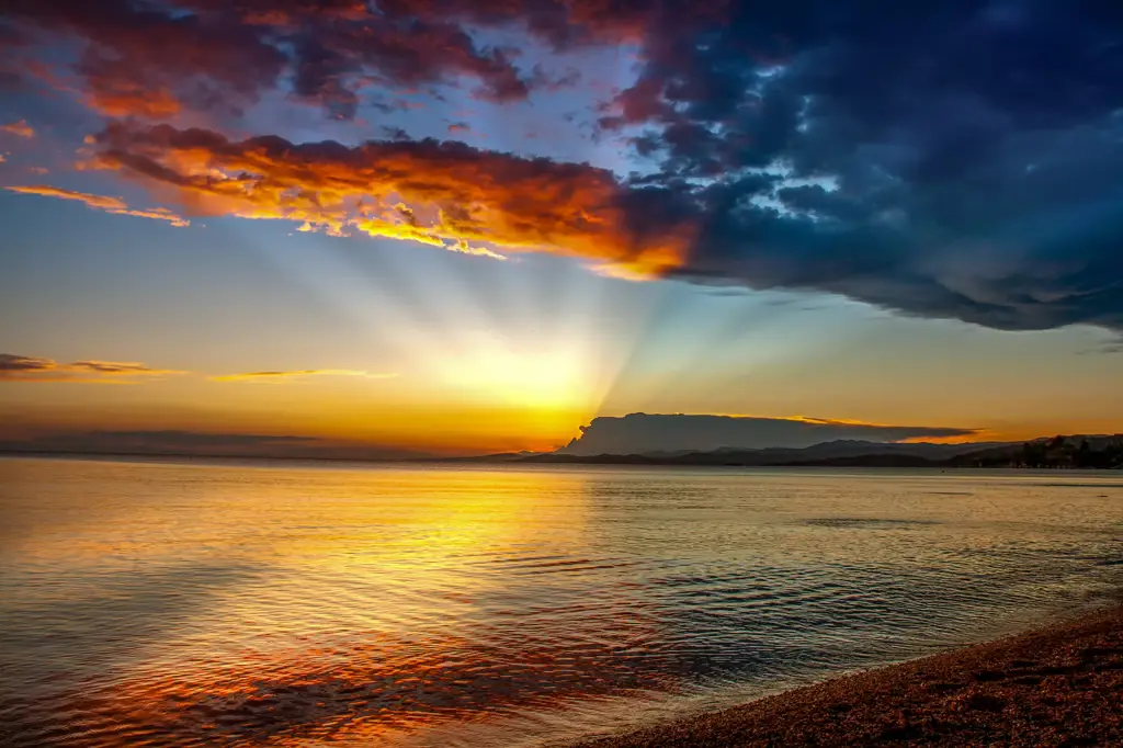 Pemandangan pantai saat senja