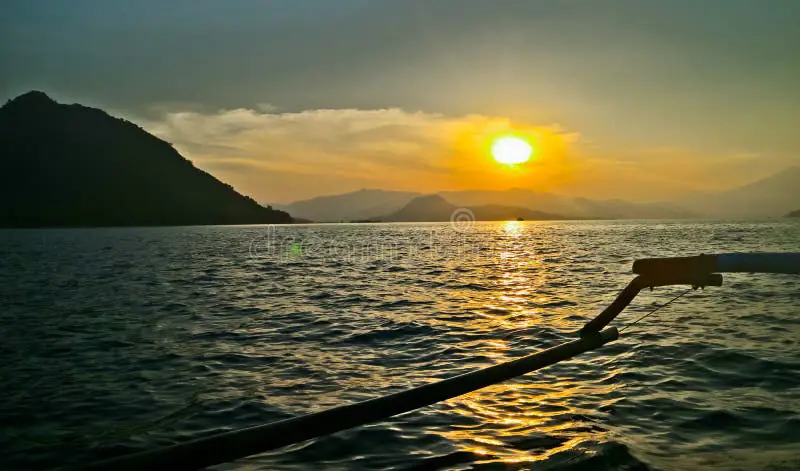 Matahari terbenam di Pantai Pulau Pasaran