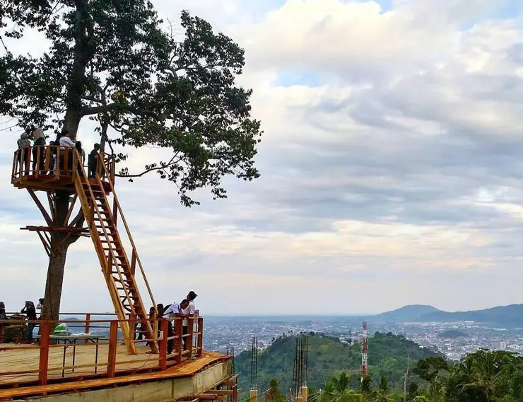 Pemandangan matahari terbenam di Bandar Lampung