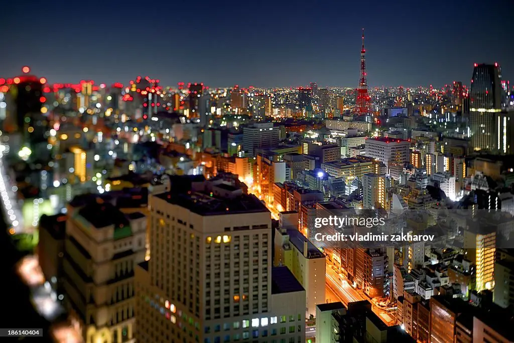 Pemandangan kota Tokyo di malam hari yang indah, dengan gemerlap lampu-lampu kota