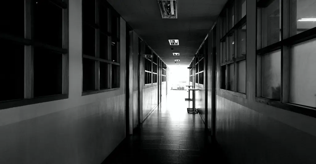 Lorong sekolah yang menyeramkan