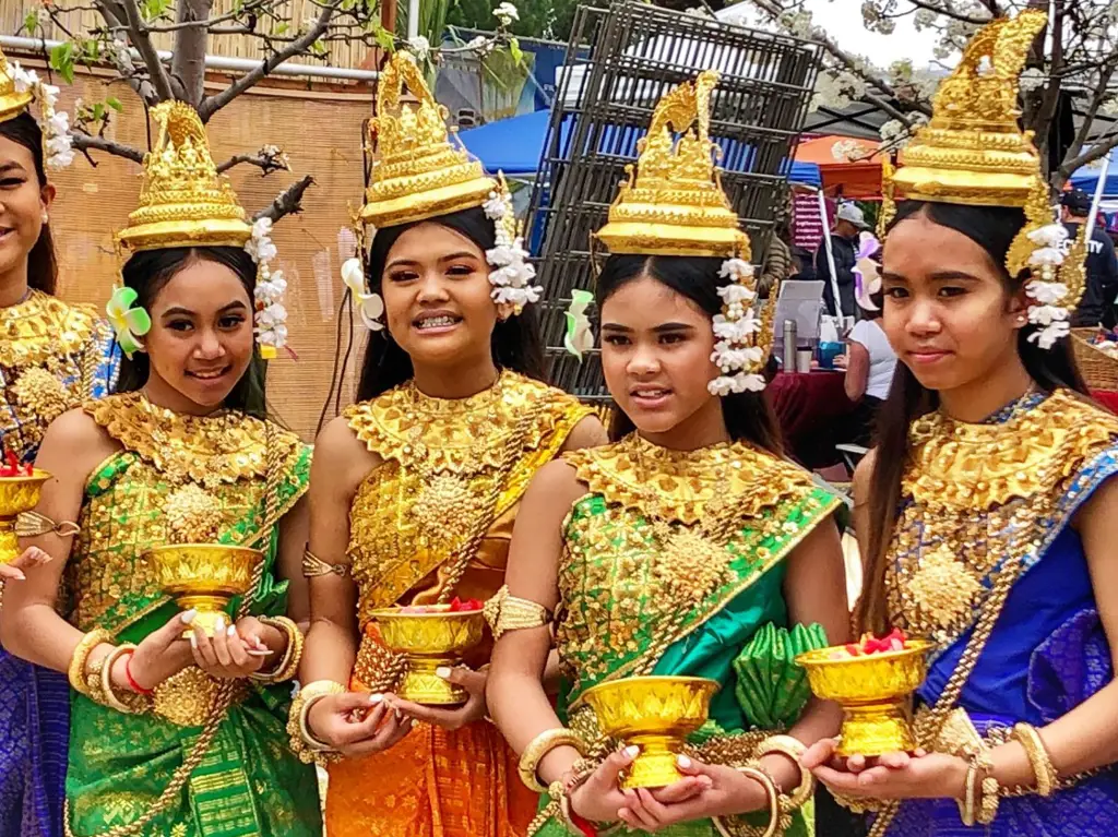 Gambar yang menunjukkan keragaman budaya Kamboja