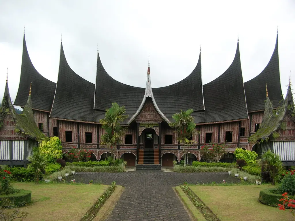 Kekayaan budaya Minangkabau ditampilkan dengan apik Adegan budaya Minangkabau dalam serial