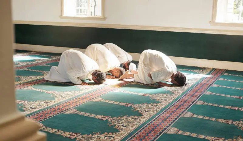 Gambar jamaah sholat dzuhur di masjid