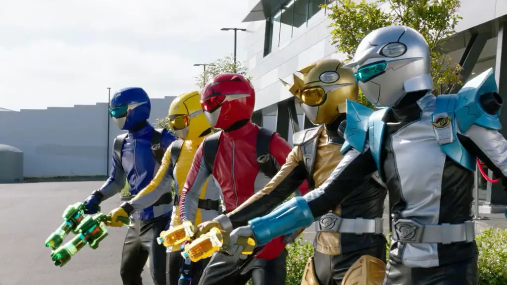 Para Ranger Beast Morphers sedang beraksi melawan monster