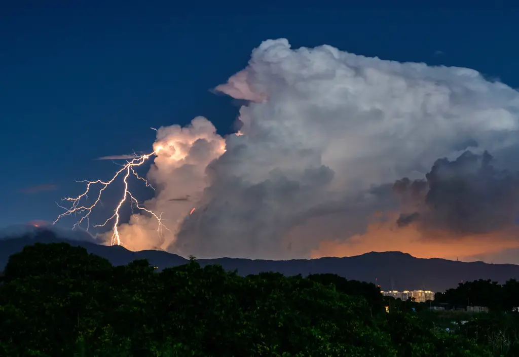 Awan badai gelap dan petir menyambar