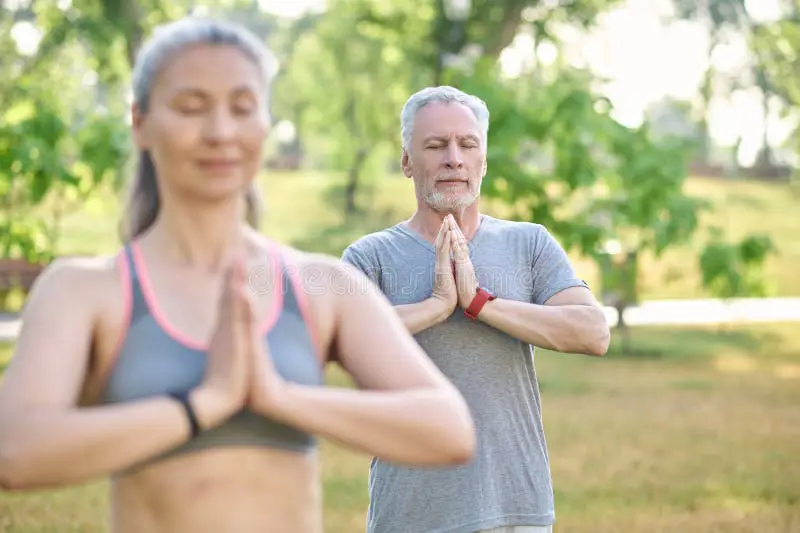 Sekelompok orang bermeditasi bersama-sama