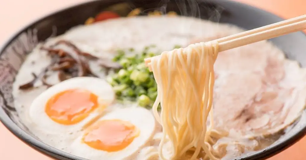 Orang-orang menikmati semangkuk Hakata Ramen